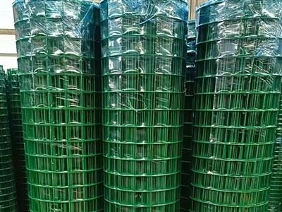 Ar plastmasu pārklāts metināts stiepļu tīkls